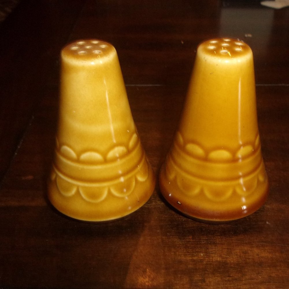 Salt pepper shakers set gold scalloped